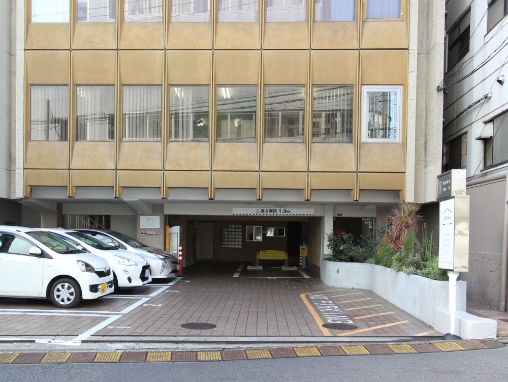 エントランス,駐車場,建物正面